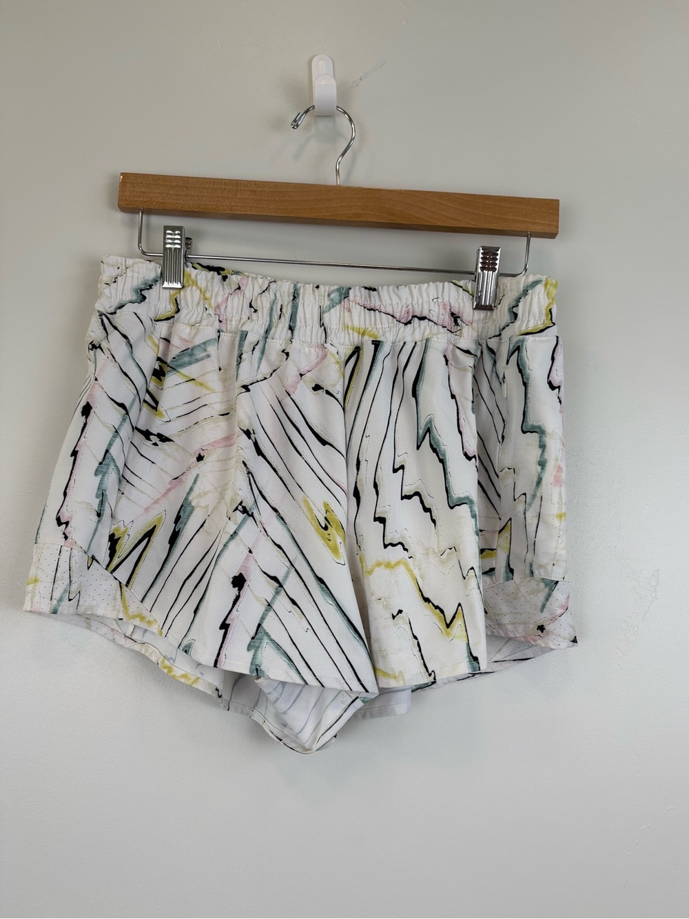 CALIA by Carrie Underwood Mid-Rise Infinity Run Shorts Size Small "Dance Multi"